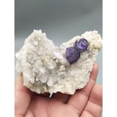 上堡紫萤石，黄铁矿，白云石，方解石，水晶共生